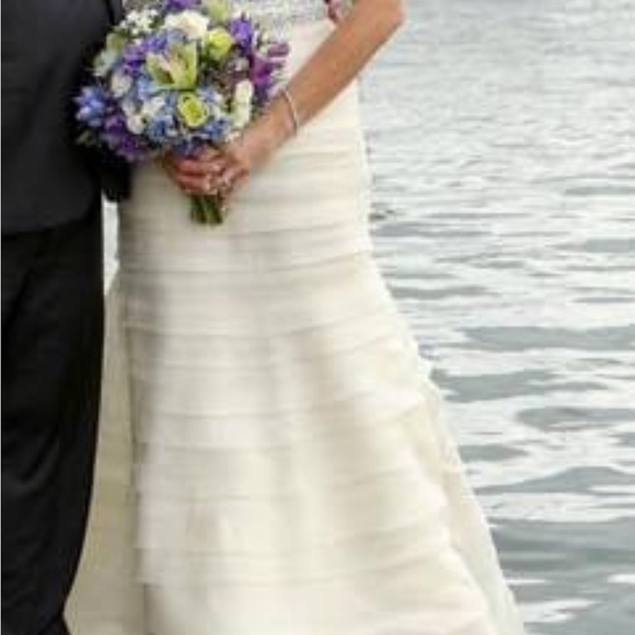 Vera Wang ivory tiered gown - Picture 3 of 6